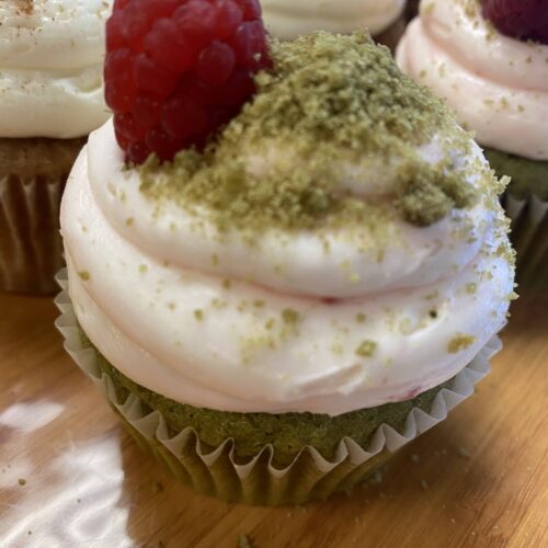 Raspberry_Green_Tea_cupcake,_matcha_tea_cake,_raspberry_filling,_raspberry_buttercream Raspberry_Green_Tea_cupcake,_matcha_tea_cake,_raspberry_filling,_raspberry_buttercream
